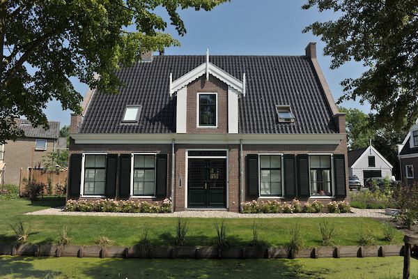 2 Ruime villa's  te Broek in Waterland