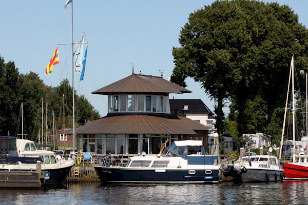 havenkantoor en clubgebouw te Zwartsluis