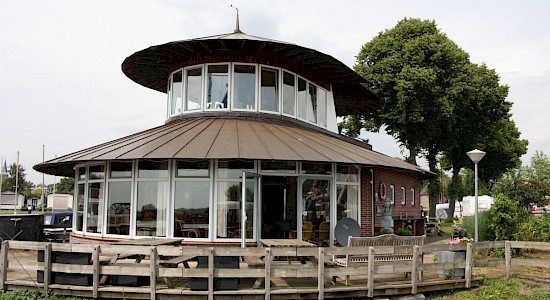 havenkantoor en clubgebouw te Zwartsluis